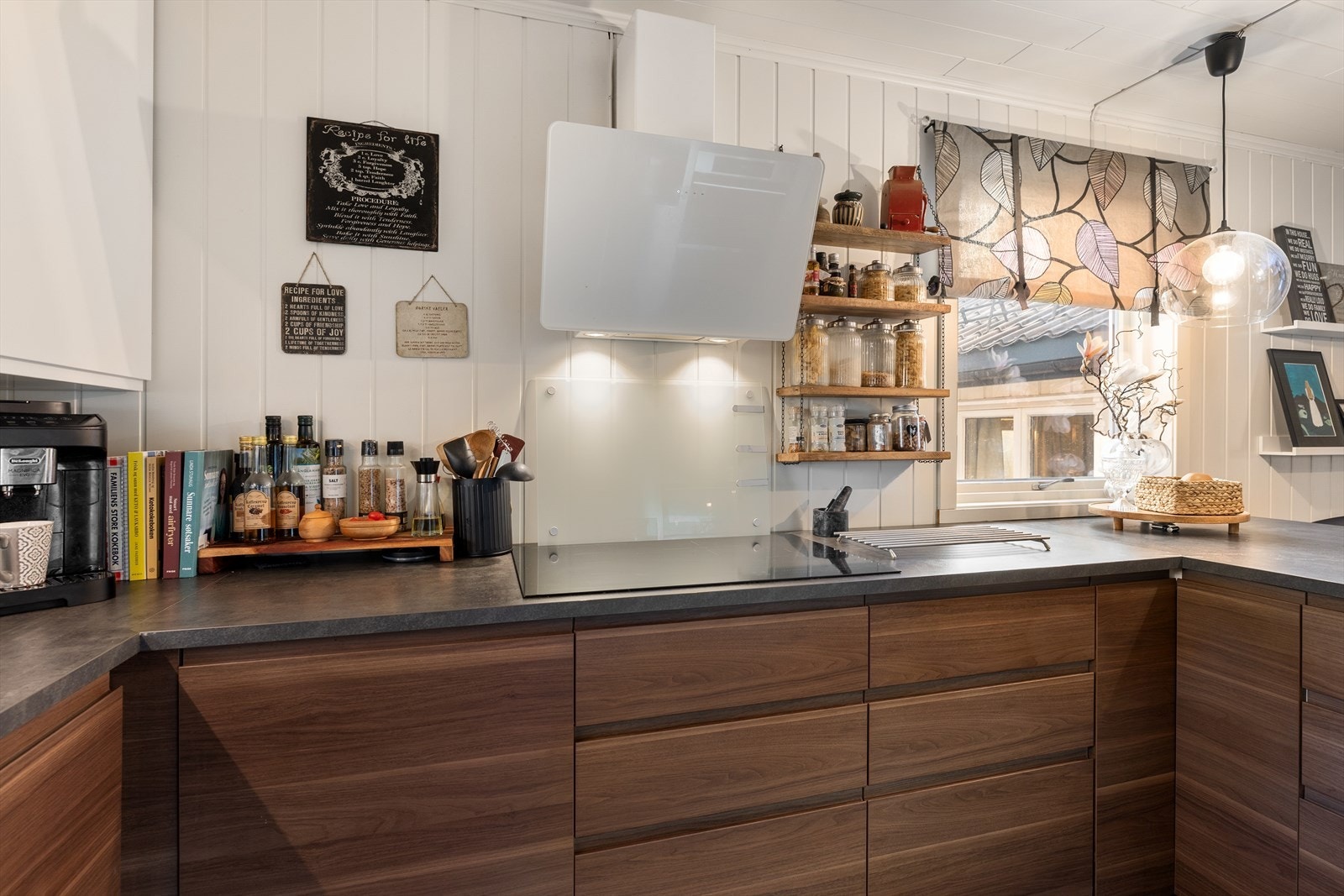 Praktisk kjøkkenløsning med integrert stekeovn og oppvaskmaskin, samt induksjonstopp. Galleribilde