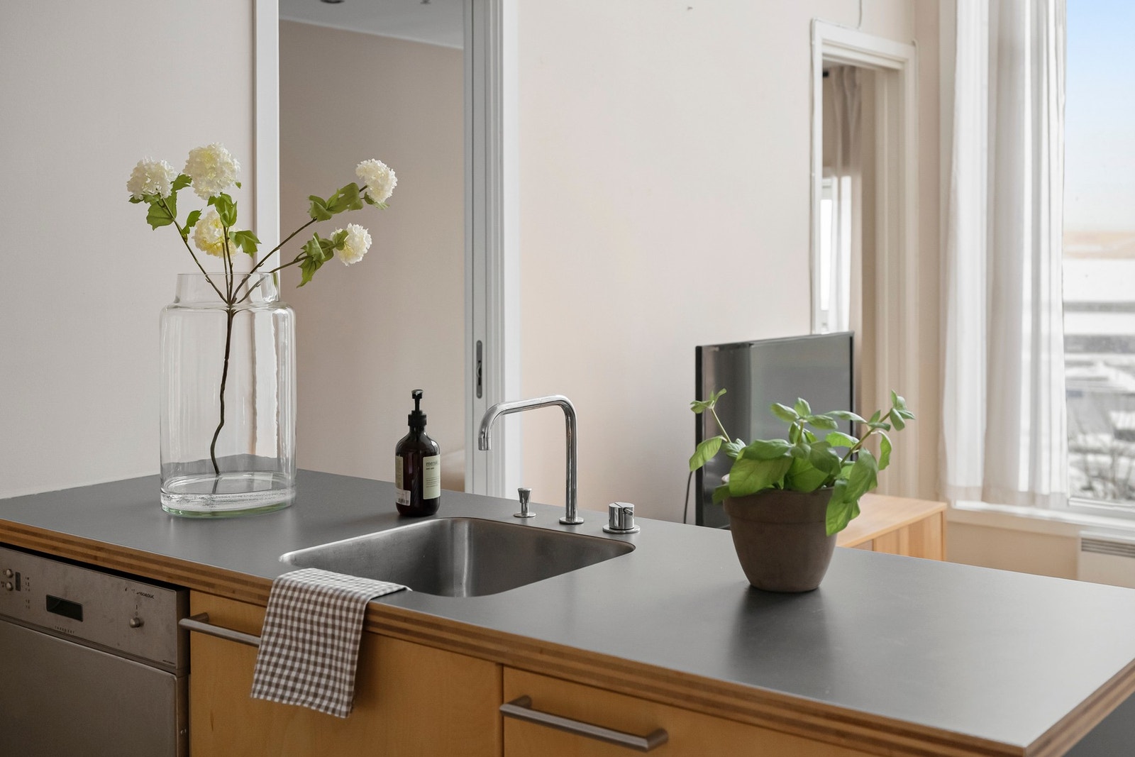 Kjøkkenet har et lekkert blandebatteri integrert i benkeplaten. Galleribilde