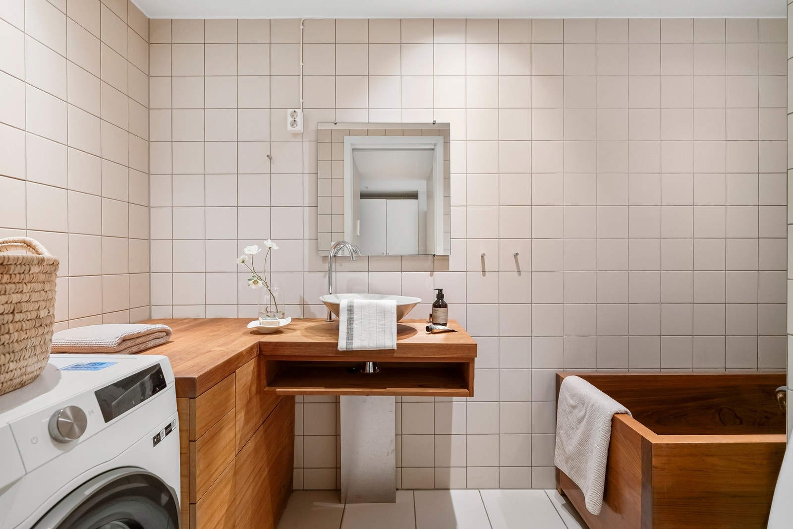 Badet fremstår romslig og gjennomført, med et uttrykk som skiller seg positivt fra mer standardiserte løsninger. Galleribilde