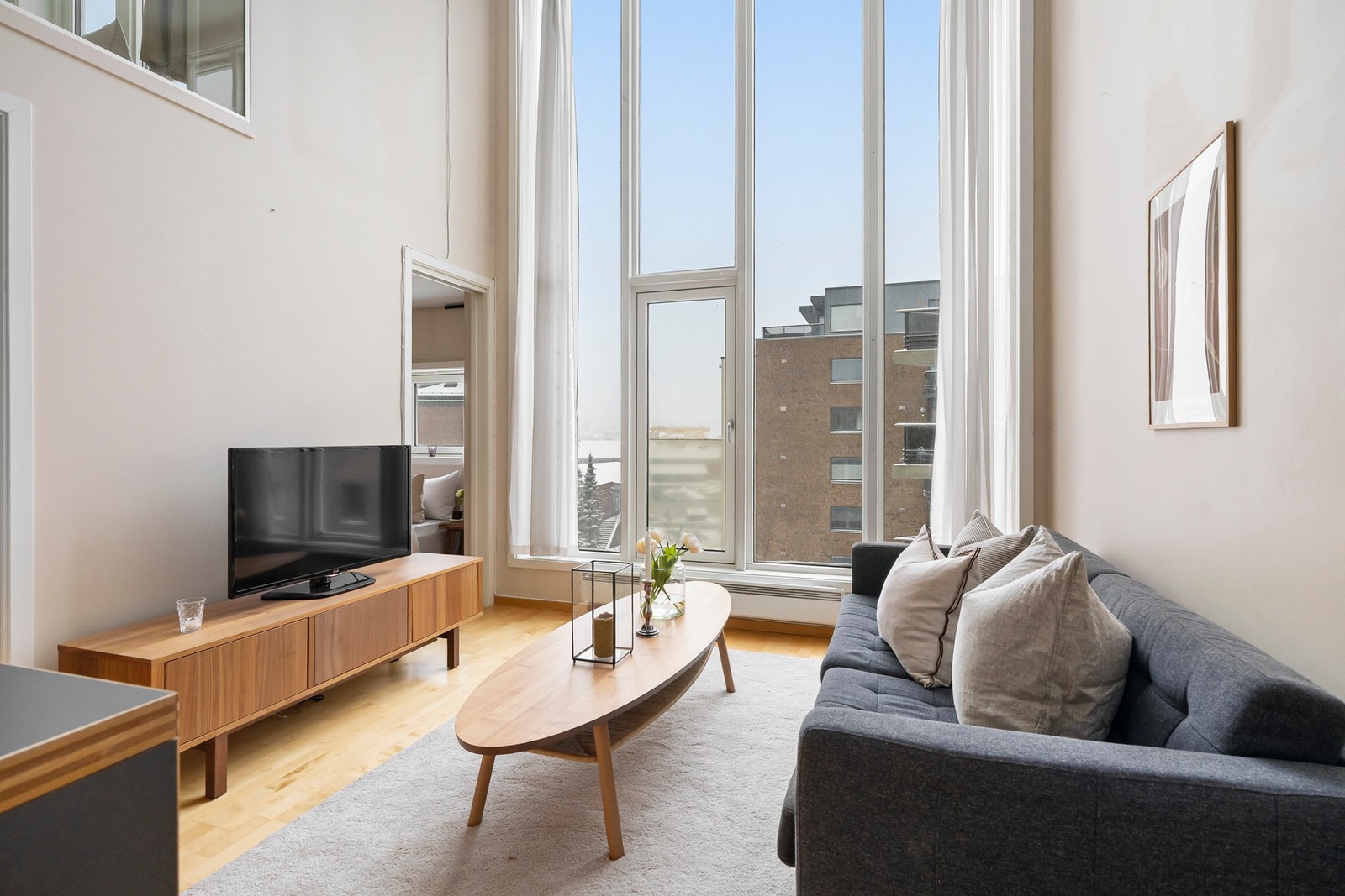 Stuen er uten tvil boligens hjerte. Den ekstra takhøyden på ca. 4,3 meter skaper en sjelden romfølelse som må oppleves. Galleribilde