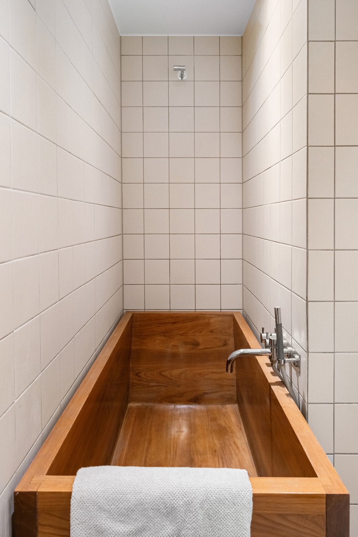 All baderomsarmatur er innebygd og man har både dusj- og badekarsløsning. Galleribilde