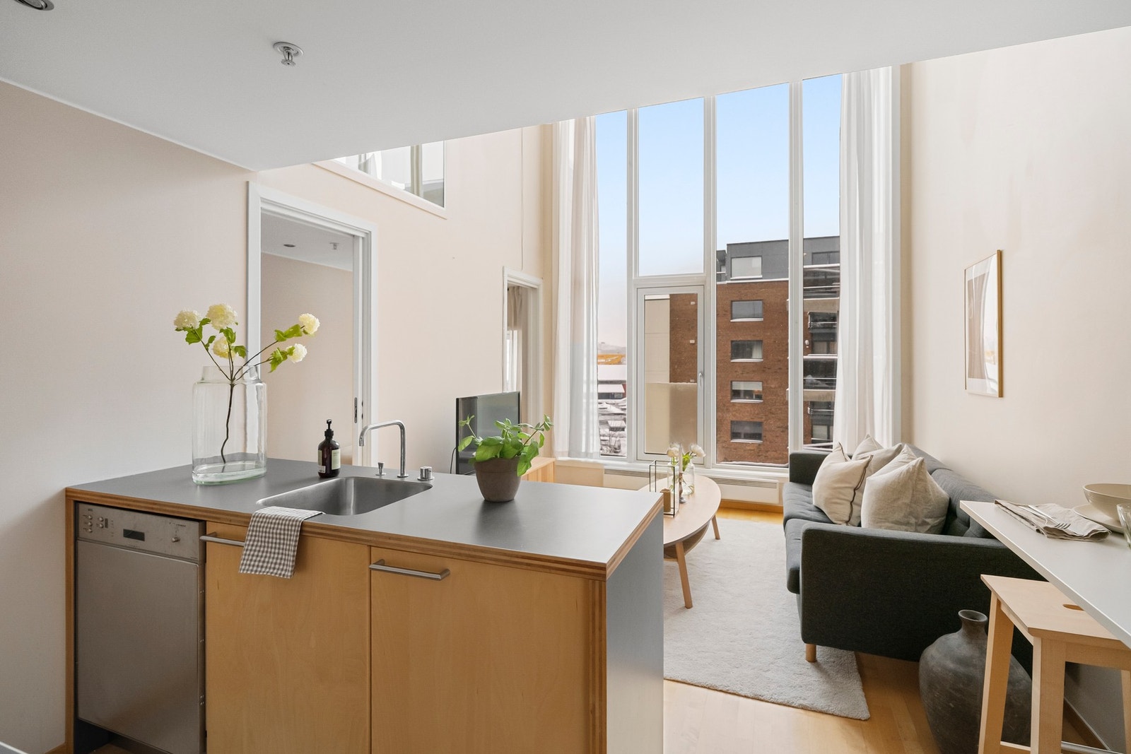 Integrerte hvitevarer medfølger handelen, og kjøkkenet har god skap- og benkeplass. Galleribilde