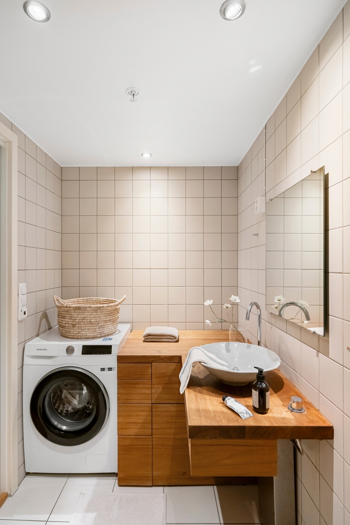 Badet inneholder også frittstående toalett og opplegg for vaskemaskin, noe som gjør rommet både praktisk og funksjonelt i hverdagen. Galleribilde