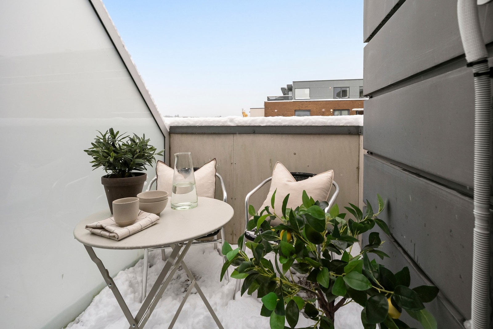 Balkongen er på ca. 3 kvm. Kveldssolen kan nytes fra ca. kl. 17-22 i sommerhalvåret. Galleribilde