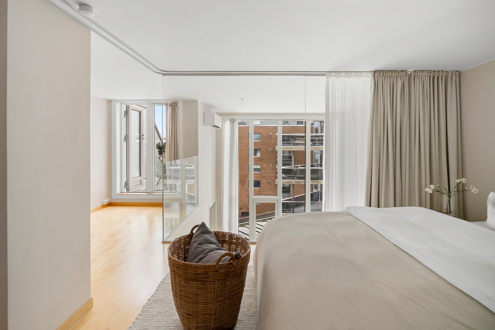 Fra hemsen er det direkte utgang til balkongen. Galleribilde