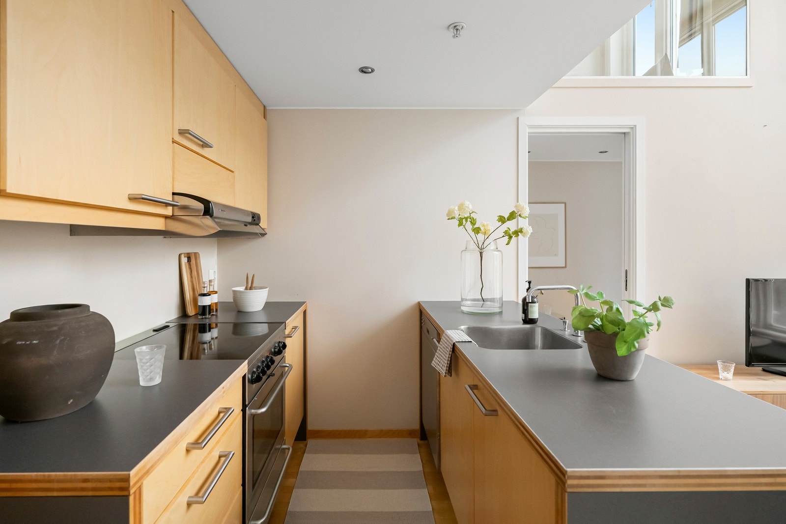 Her kombineres design og funksjon på en måte som gjør rommet både praktisk og innbydende. Galleribilde