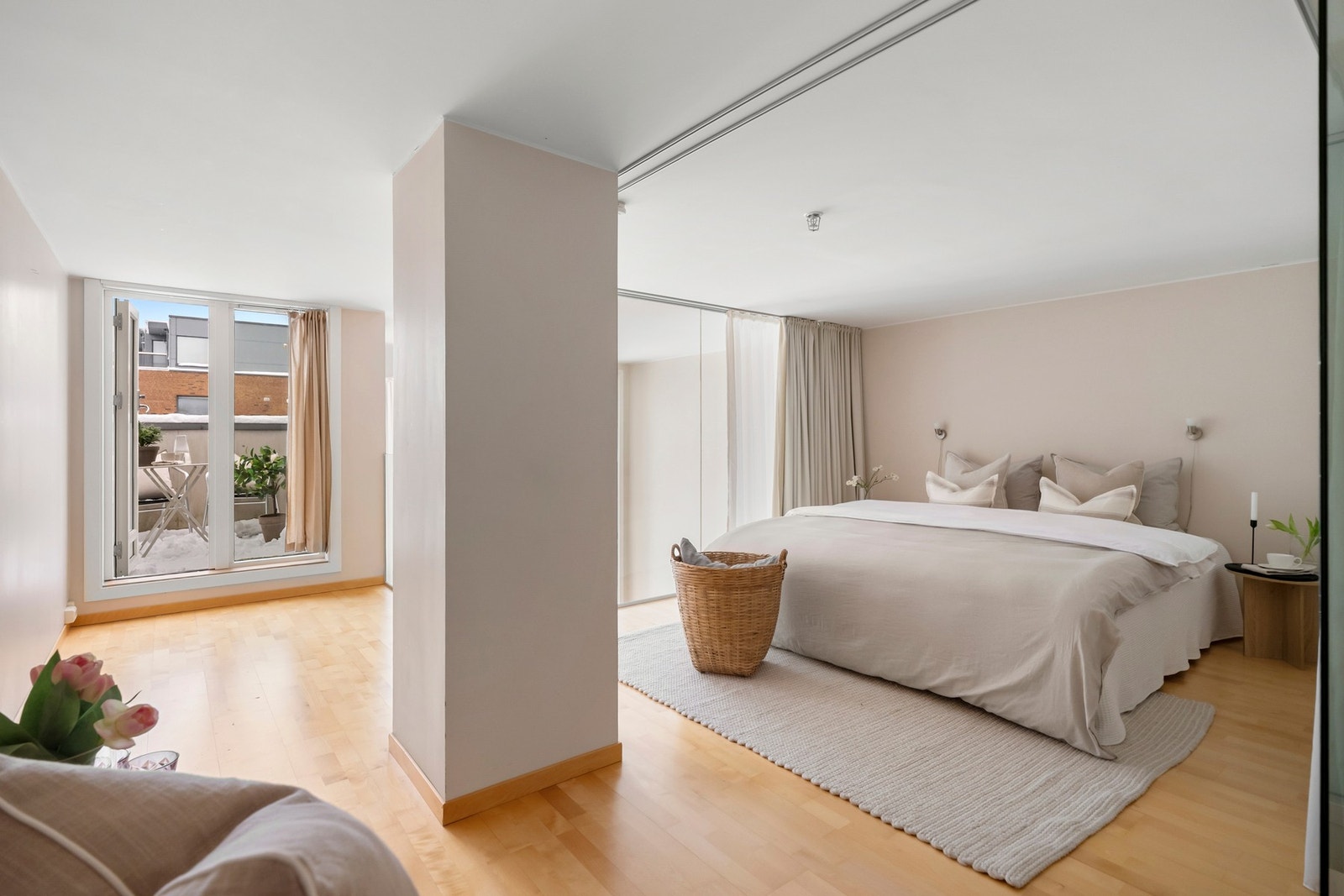 Glassveggen mot stuen skaper en luftig og spennende løsning og bidrar til helhetlig design. Galleribilde