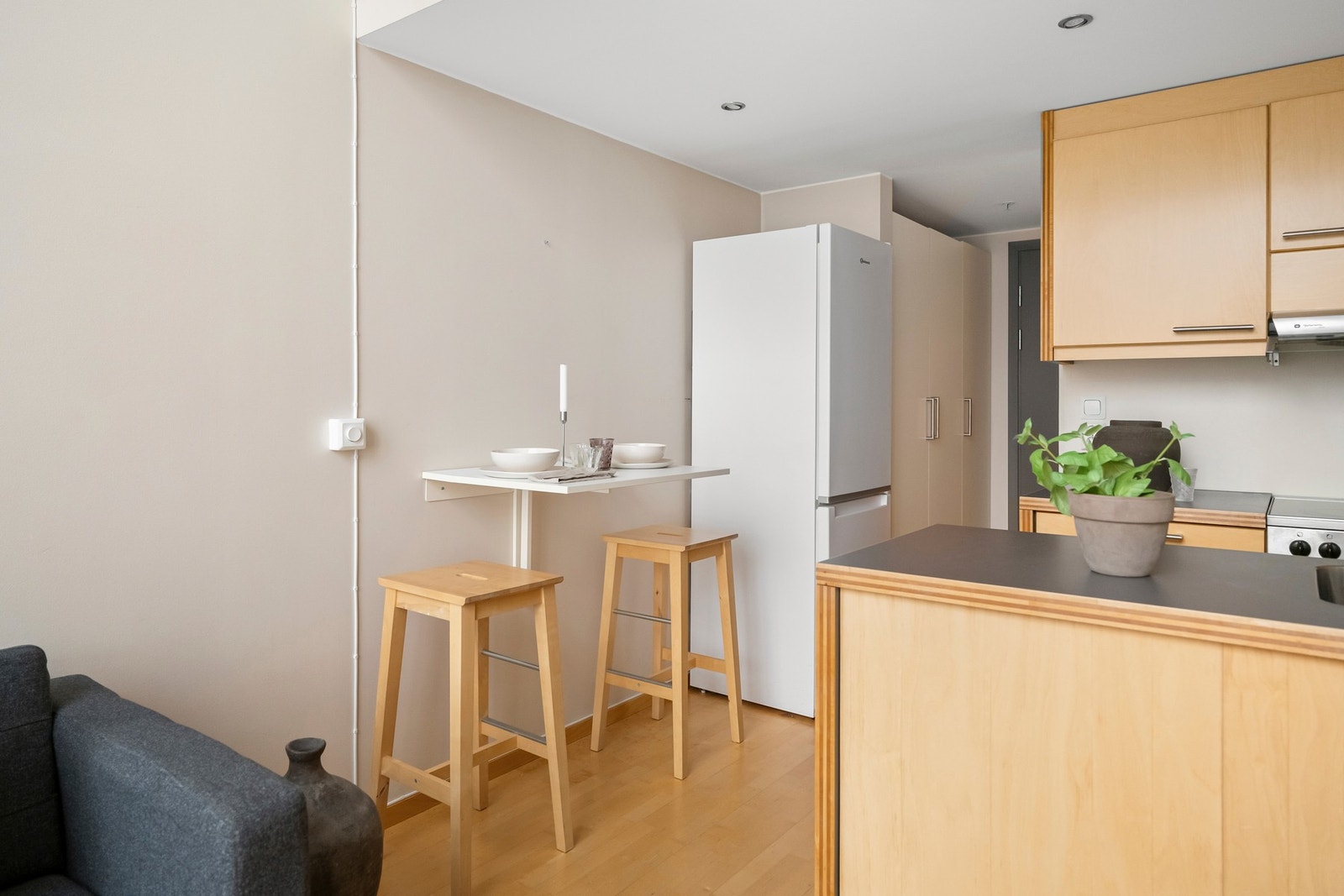 I dag har man et vegghengt lite spisebord i tilknytning til kjøkkenet. Galleribilde