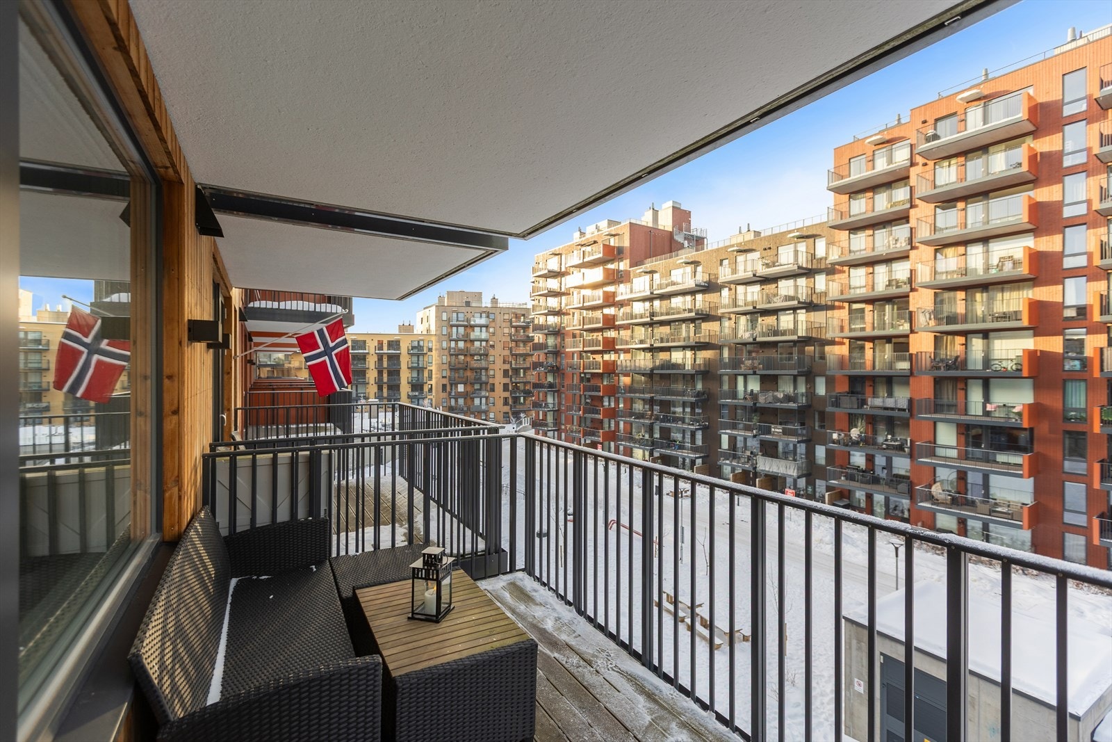 En romslig, sydvendt balkong på ca. 7 kvm. Balkongen vender mot fellesområde. Galleribilde