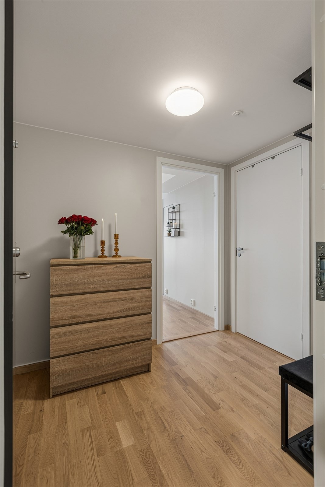 Det er praktisk skyvedørsgarderobe i entre Galleribilde