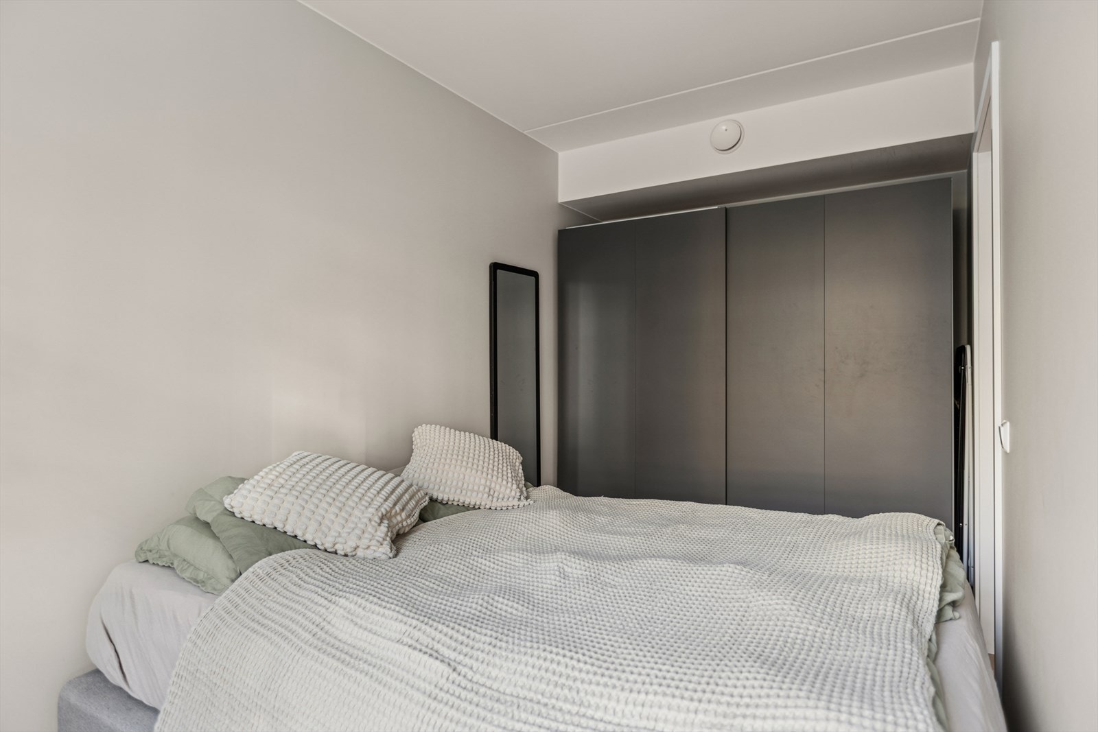 Det er montert garderobeskap. Galleribilde