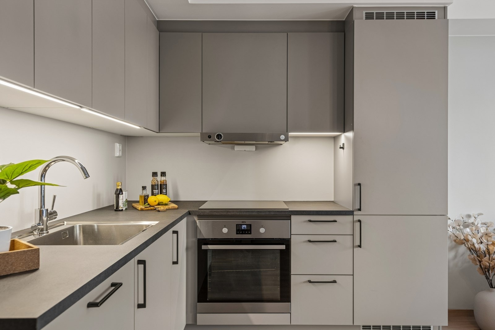 Kjøkkenet er praktisk innredet med gode skap- og arbeidsflater. Galleribilde