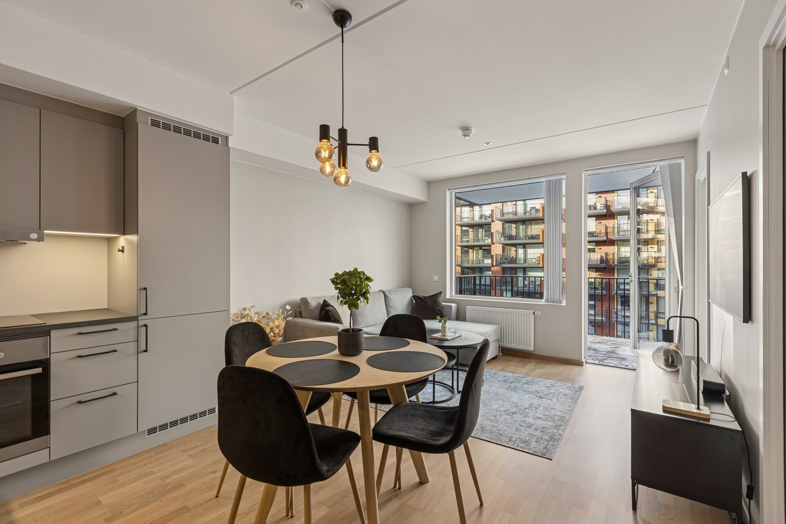 Trivelig stue med plass til en god sofagruppe og spisestuebord. Galleribilde