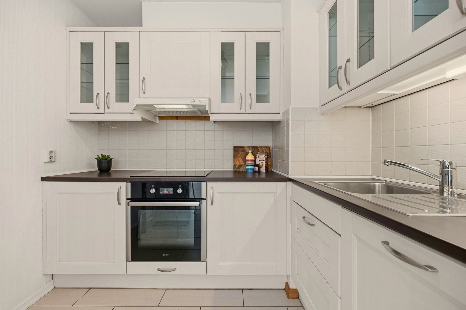 Kjøkkenet byr på godt med skapplass Galleribilde