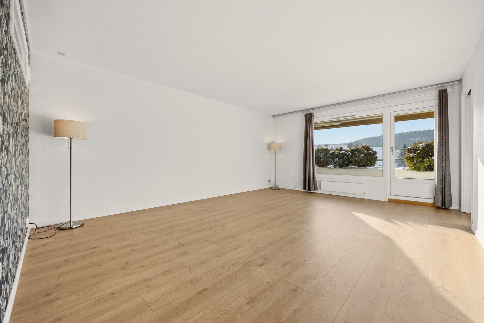 I stuen er det store vindusflater som gir godt med naturlig belysning Galleribilde