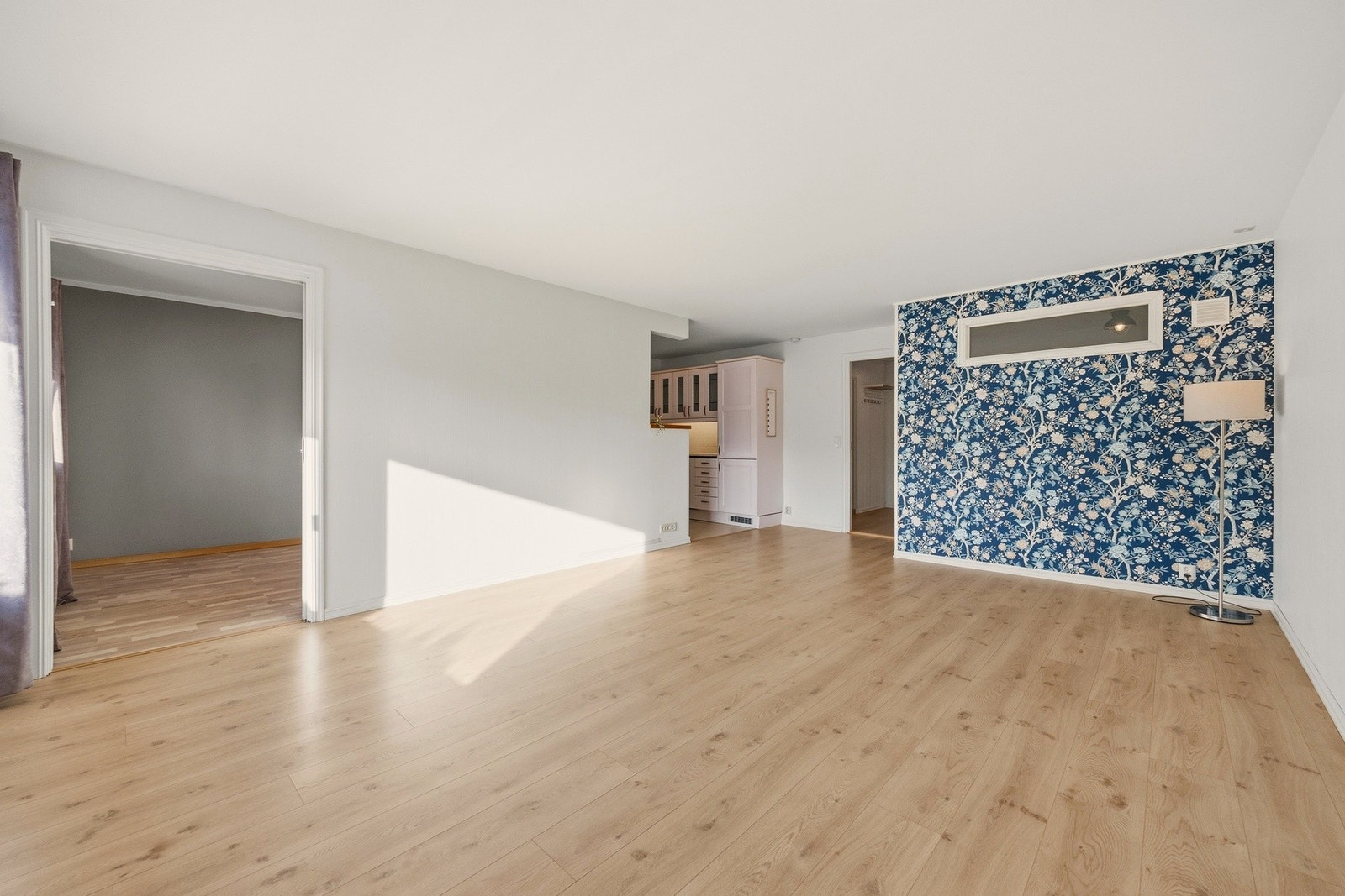 Det er delvis åpen løsning mot kjøkkenet Galleribilde