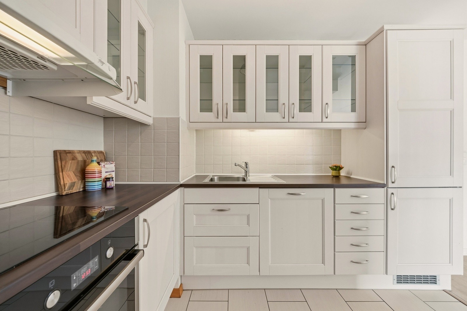 Kjøkkenet har integrert platetopp, stekeovn, oppvaskmaskin og kjøl-/fryseskap Galleribilde