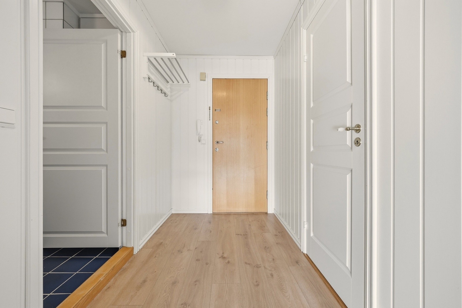 Romslig entré med plass til ønsket garderobeløsning Galleribilde