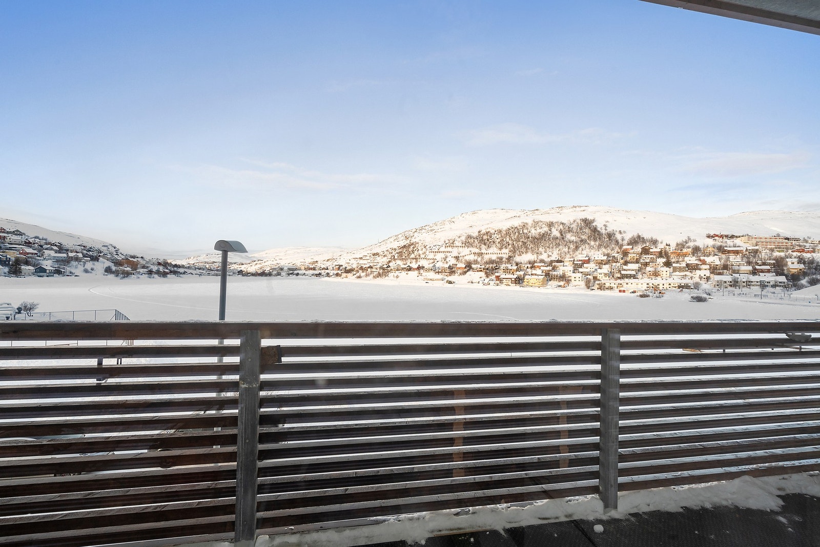 Solrik overbygget balkong med ettermiddag og kveldssol - Utsikt mot Storvannet Galleribilde