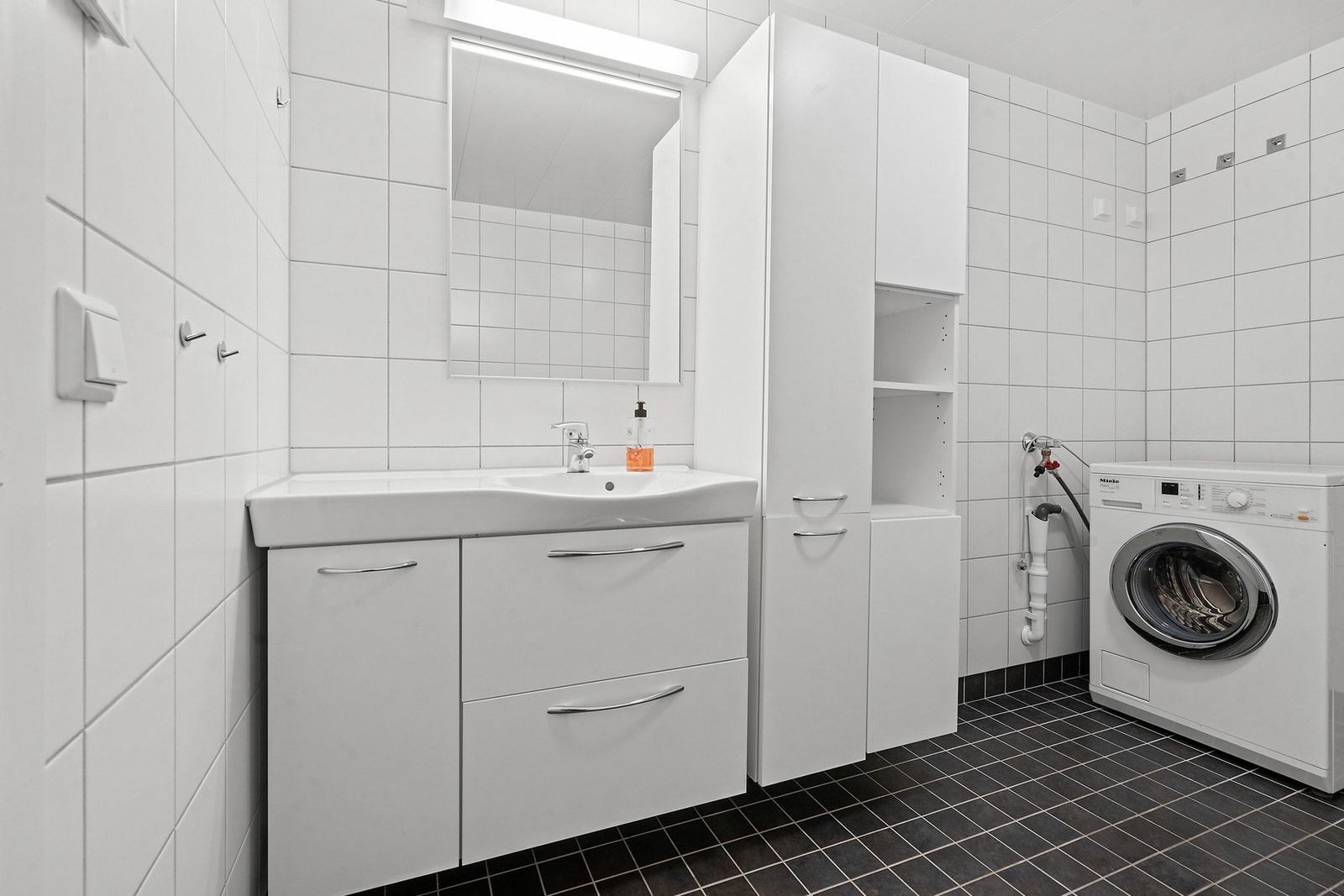 Baderom med varme i gulv og opplegg for vask/tørk Galleribilde