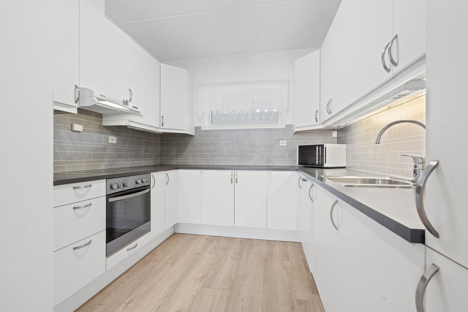 Kjøkken med integrerte hvitevarer Galleribilde