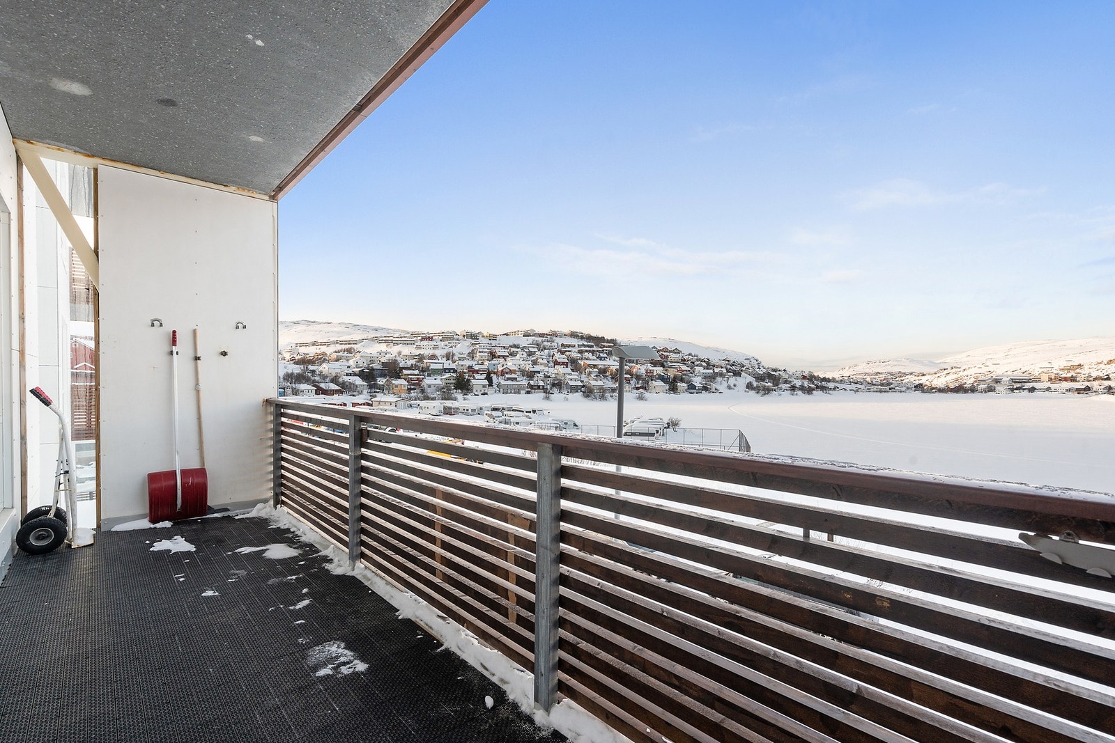 Solrik overbygget balkong med ettermiddag og kveldssol - Utsikt mot Storvannet Galleribilde