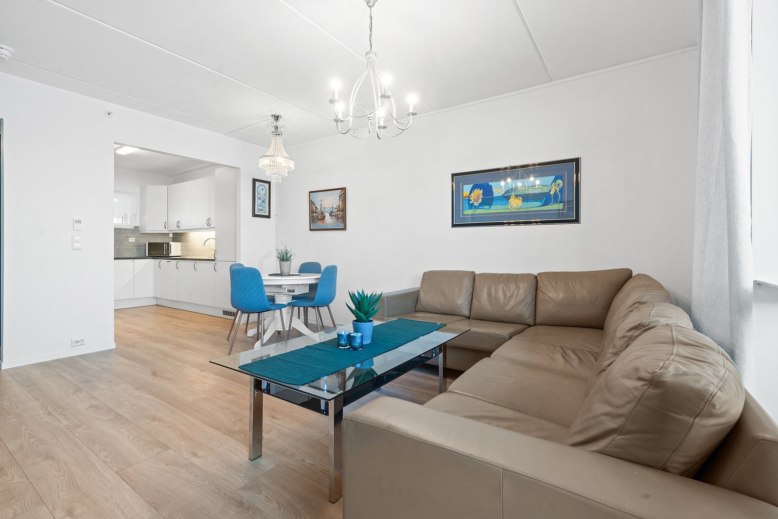 Stuen mot kjøkken Galleribilde