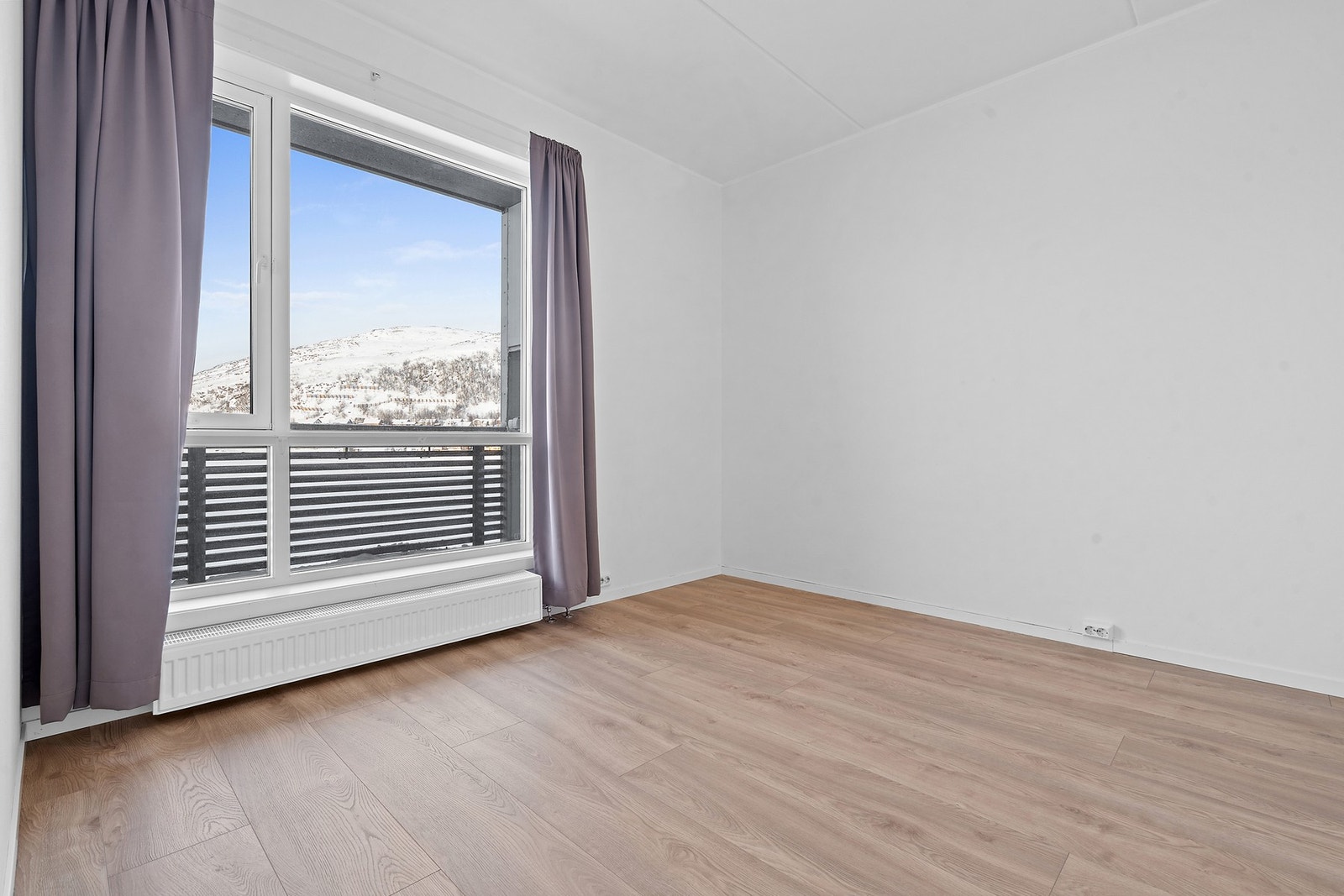 Stort soverom med garderobe Galleribilde