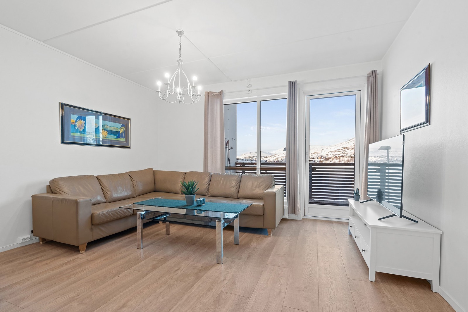 Stuen med god plass til møbelering Galleribilde