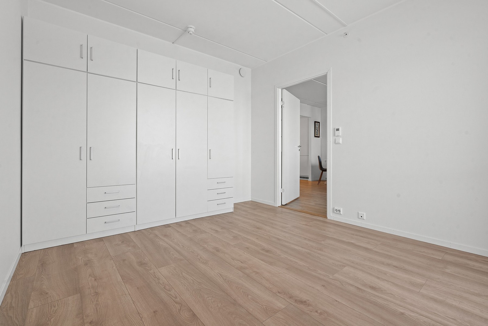 Stort soverom med garderobe Galleribilde