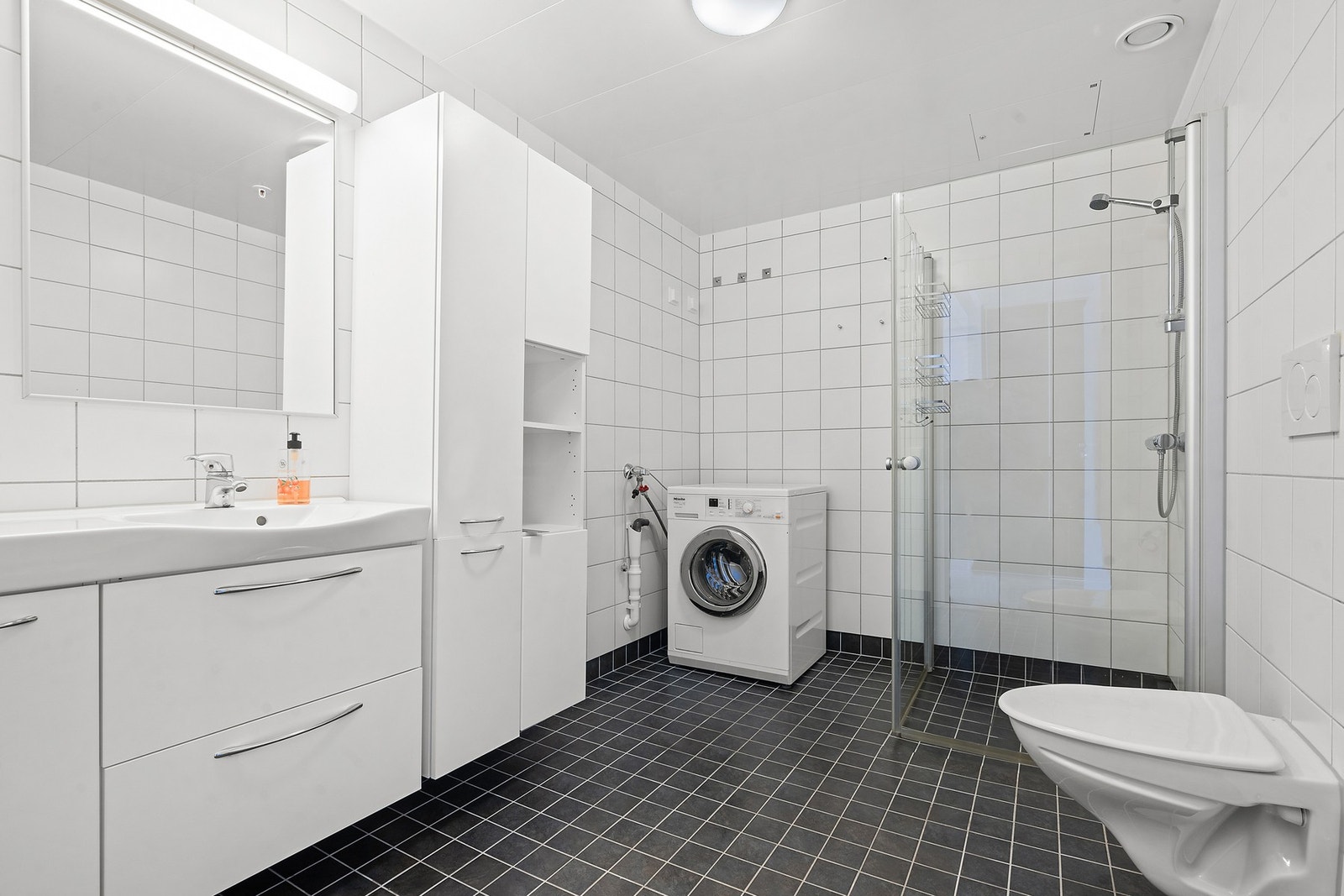 Baderom med varme i gulv og opplegg for vask/tørk Galleribilde