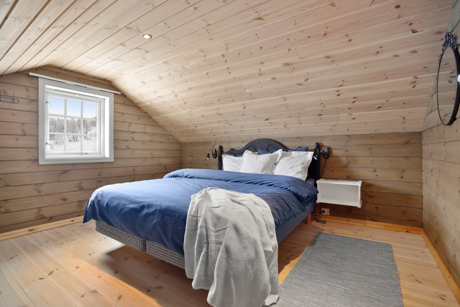 Soverom i 2.etasje innredet med dobbeltseng. (Rommet er ikke målbart og er derfor ikke godkjent som soverom) Galleribilde