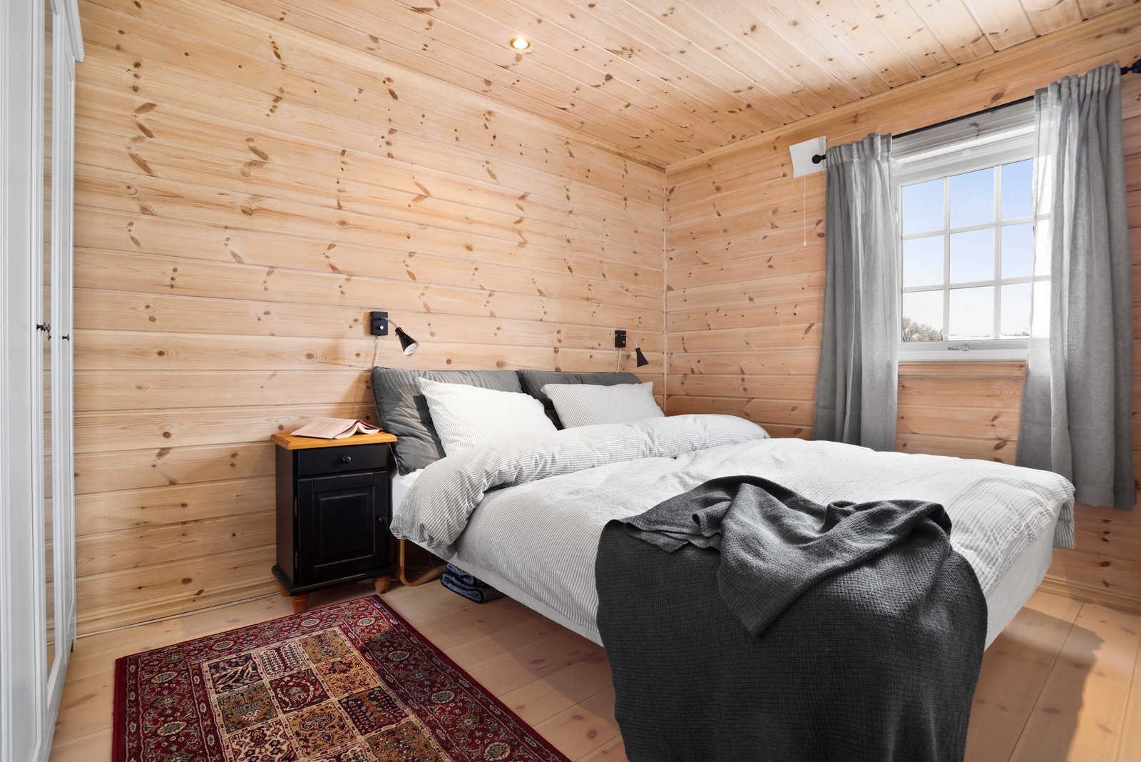 Hytta har 5 soverom og 3 sovealkover. Totalt 13 sengeplasser. Hovedsoverommet er romslig med god plass til innredning av dobbeltseng og garderobeskap Galleribilde