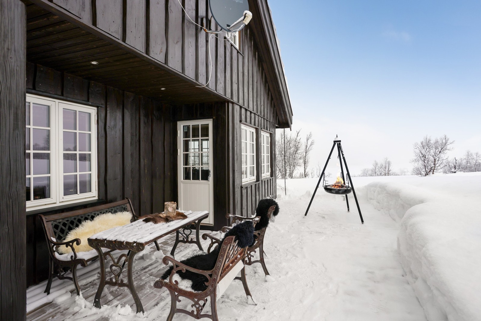 Hytta ligger i nærheten av Heimvegliheisen som er åpent i helger og ferier. Rauland Skisenter nås fra hytta via en 6 minutters biltur, eller via gratis skibuss 6 ganger om dagen. Rauland Skisenter har 25 nedfarter og 11 heiser totalt Galleribilde