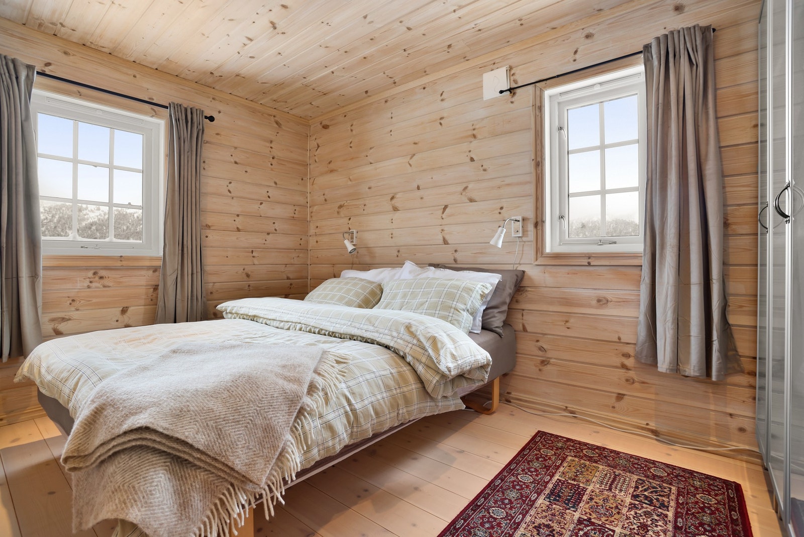 Soverom II innredet med dobbeltseng og garderobeskap Galleribilde