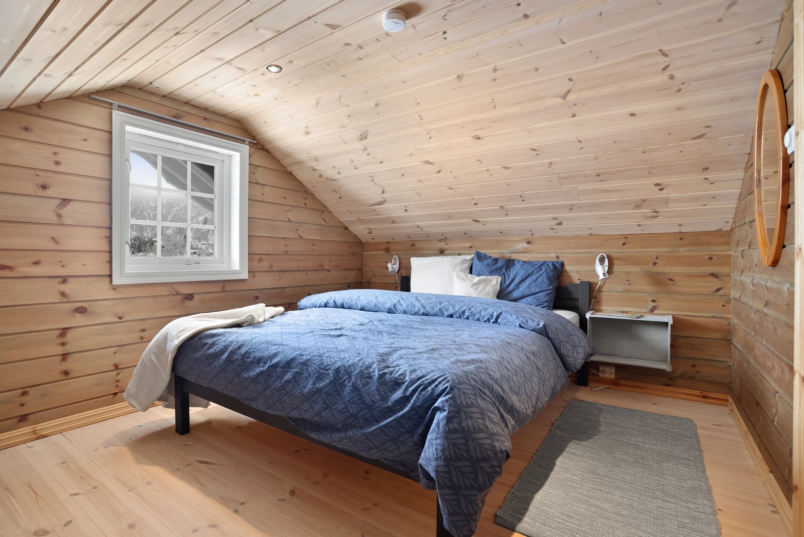 Soverom II i 2.etasje innredet med dobbeltseng. (Rommet er ikke målbart og er derfor ikke godkjent som soverom) Galleribilde