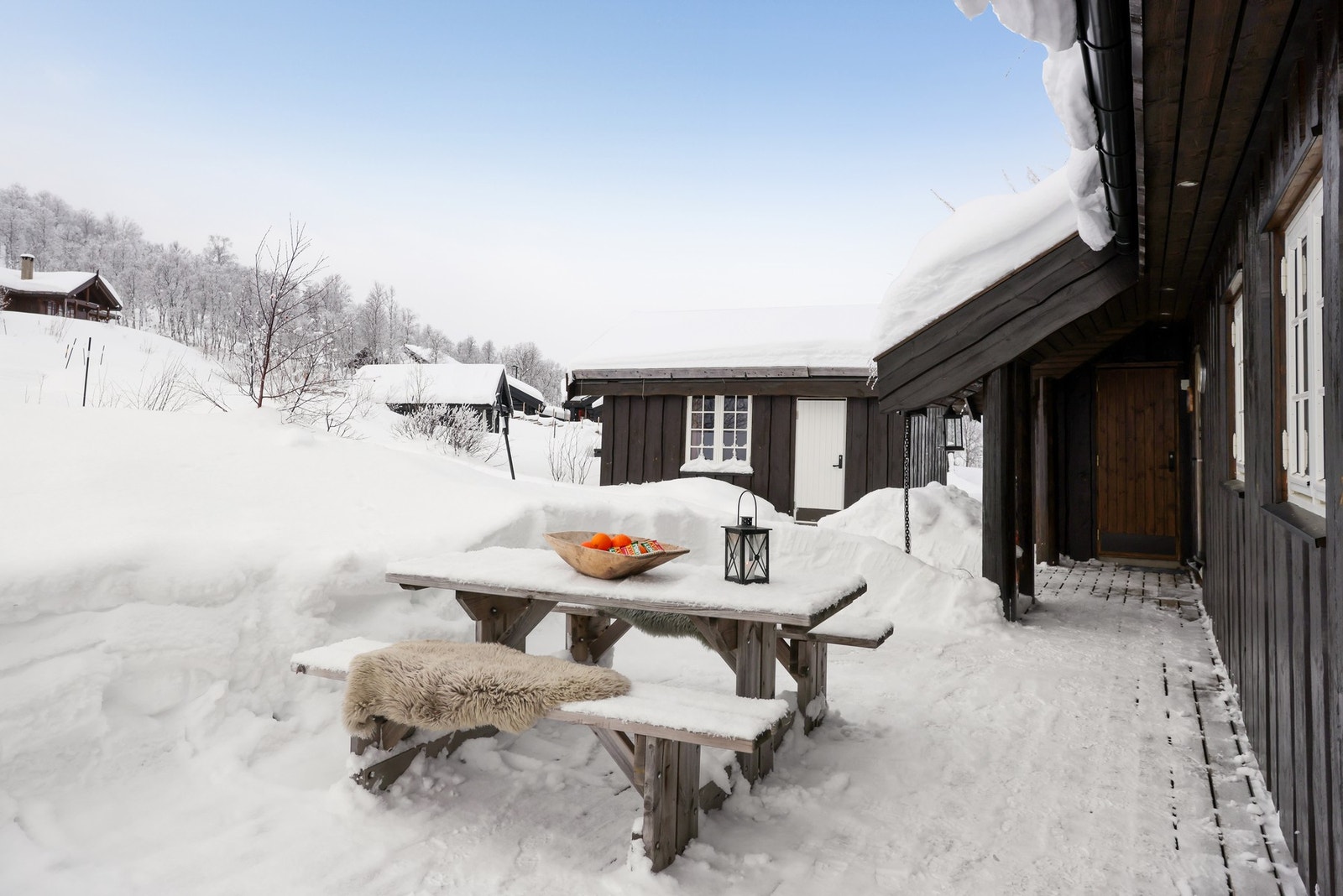 Hytta har en romslig endetomt på over 1 mål. Usjenerte uteområder med gode solforhold hele året! Galleribilde