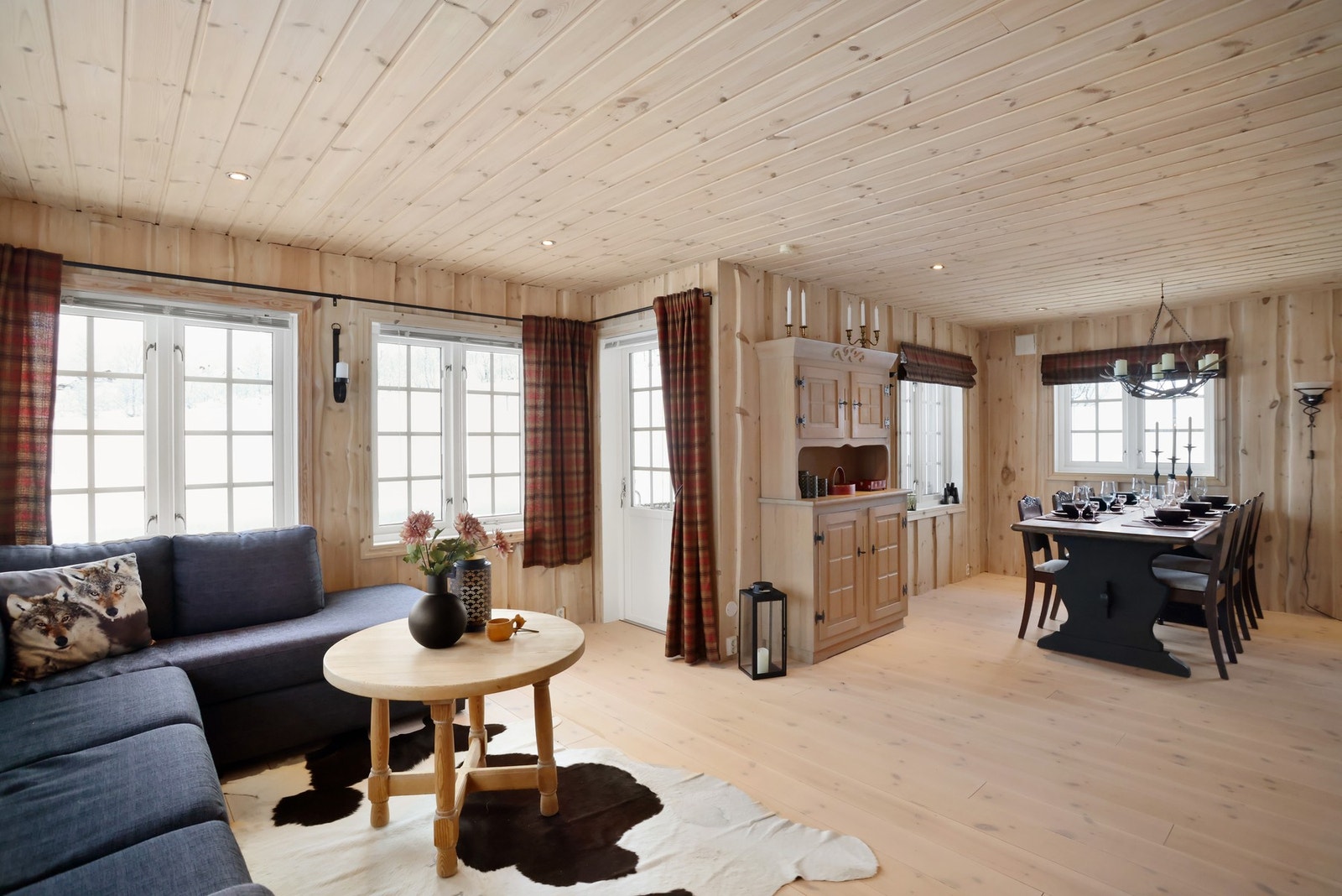 Utgang til terrasse fra stue/kjøkken, gjør det enkelt å ta med måltidene ut Galleribilde