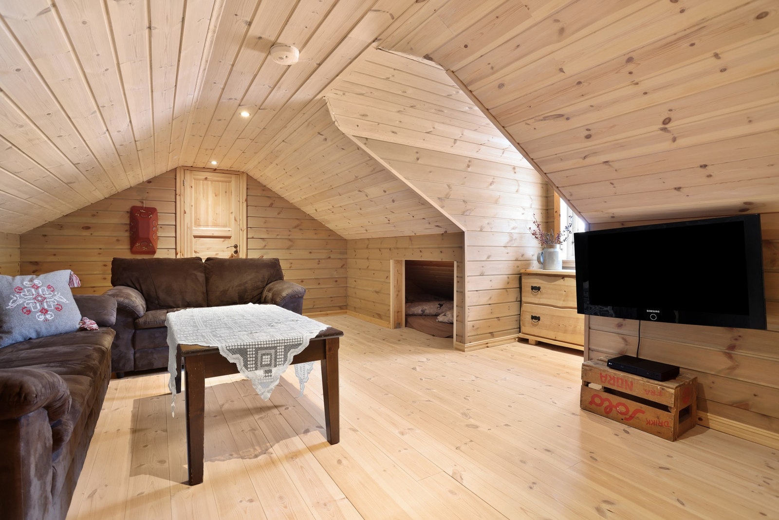 Hyggelige krypinn under knevegg, et gøyalt sted for barna. Plassen kan også brukes til oppbevaring om ønskelig Galleribilde