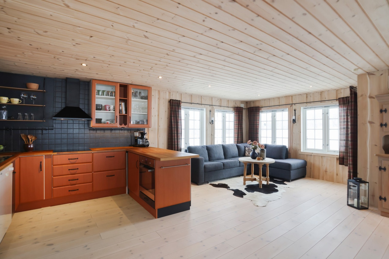 Innredningen har godt med oppbevaringsplass i skuffer og skap, samt delvis integrerte hvitevarer Galleribilde