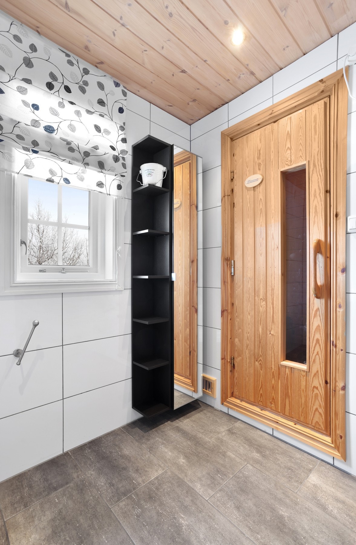 Baderom I inneholder dusjkabinett, innredning med servant, toalett og badstue Galleribilde