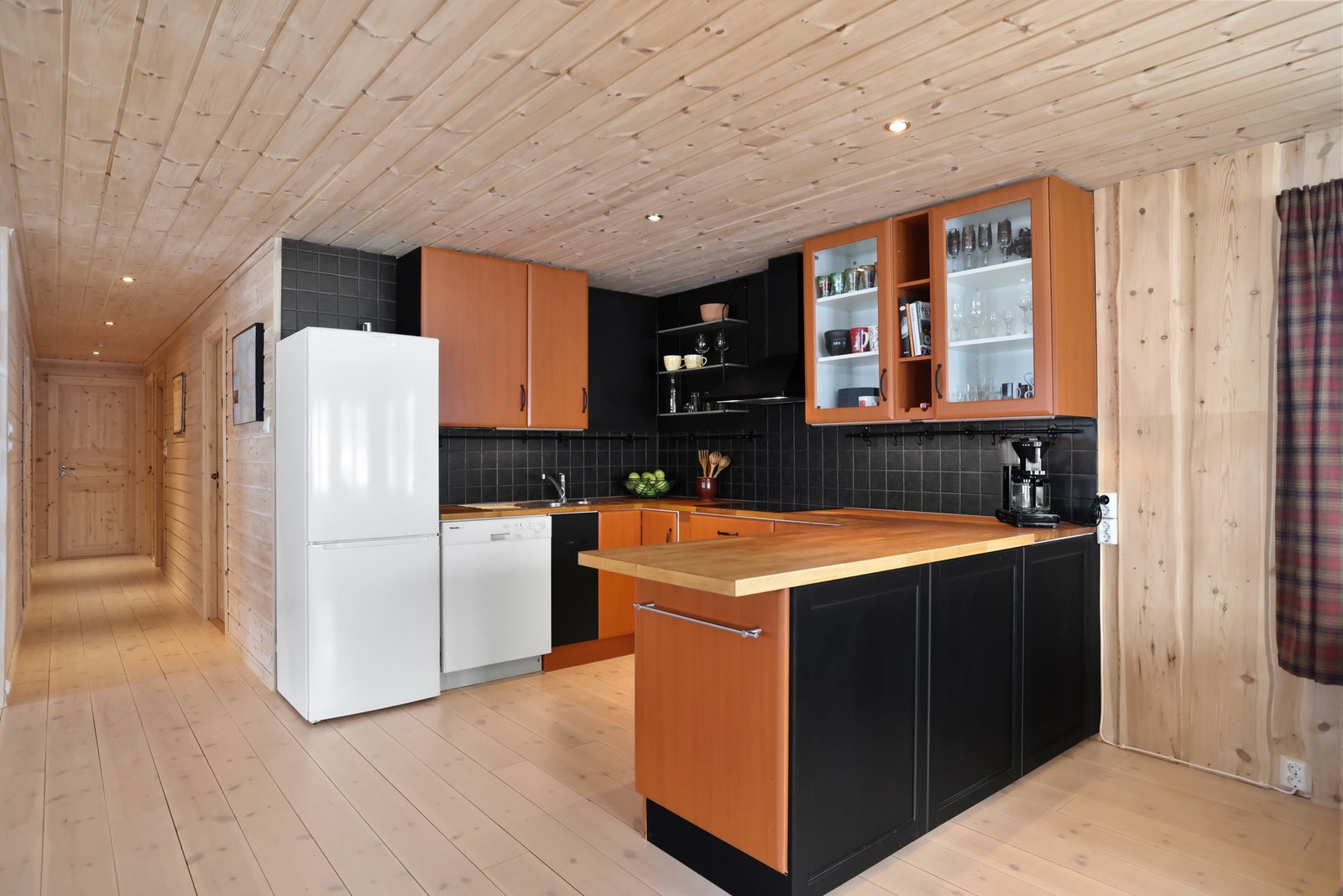 Her kan man tilbrede herlige måltider samtidig som man holder gjestene med selskap Galleribilde