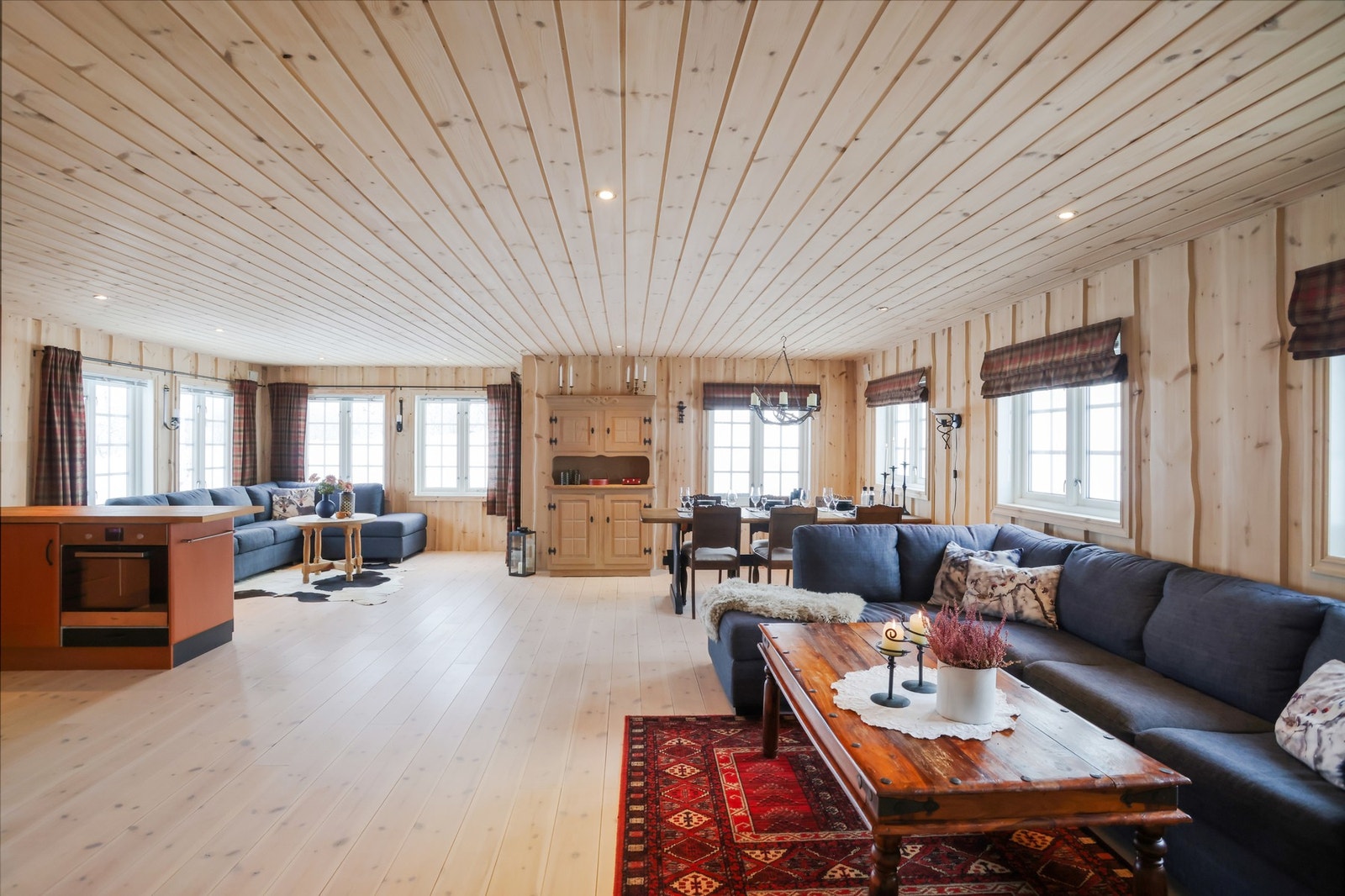 Stor stue og kjøkken i åpen løsning Galleribilde