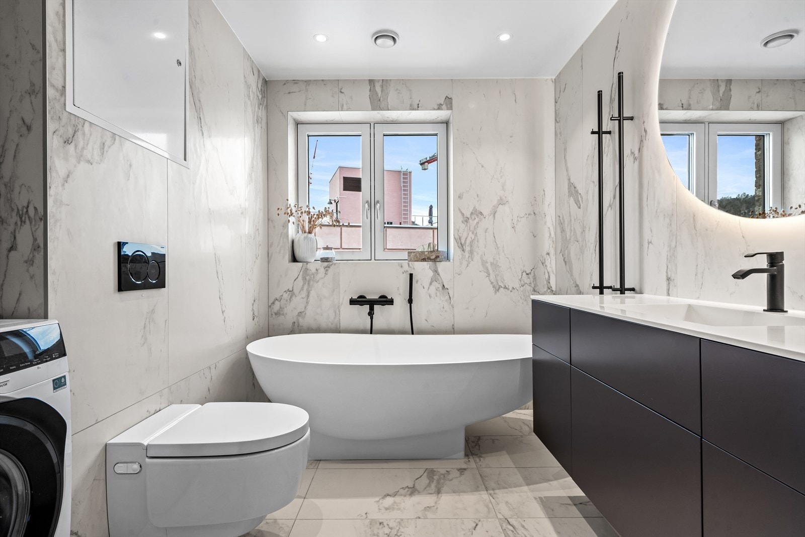 Boligen har to flislagte bad med vannbåren gulvvarme og balansert ventilasjon. Hovedbad: Vegghengt dusjtoalett, servant og badekar. Galleribilde