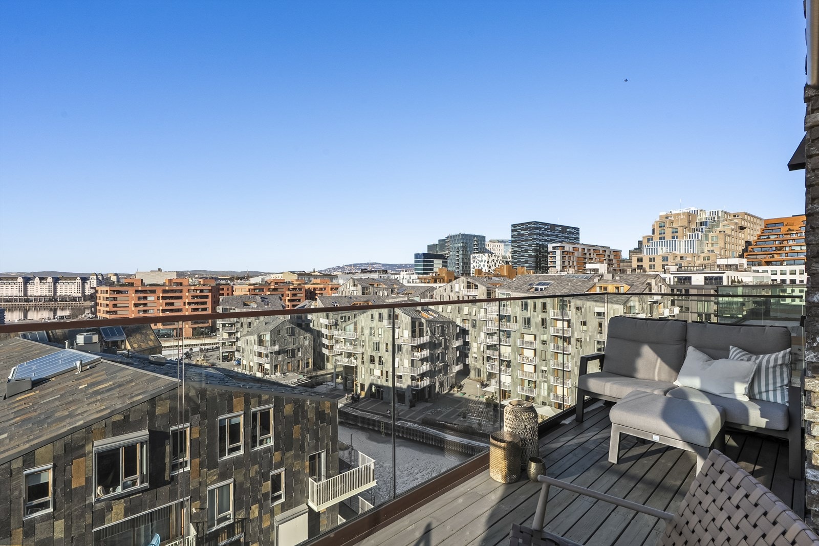 Fantastisk utsikt mot Barcode, Bispekilen, Holmenkollen m.m. God plass til utemømøblement, grill og folk Galleribilde