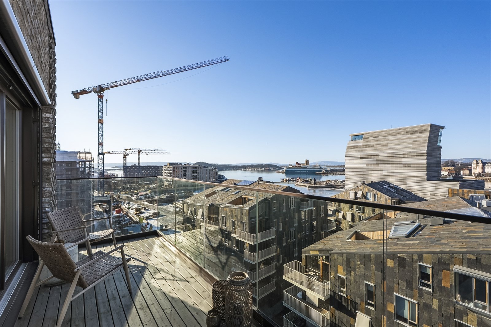 Solrik vestvendt balkong med sol fra tidlig ettermiddag til ca. 22.15 midtsommers Galleribilde