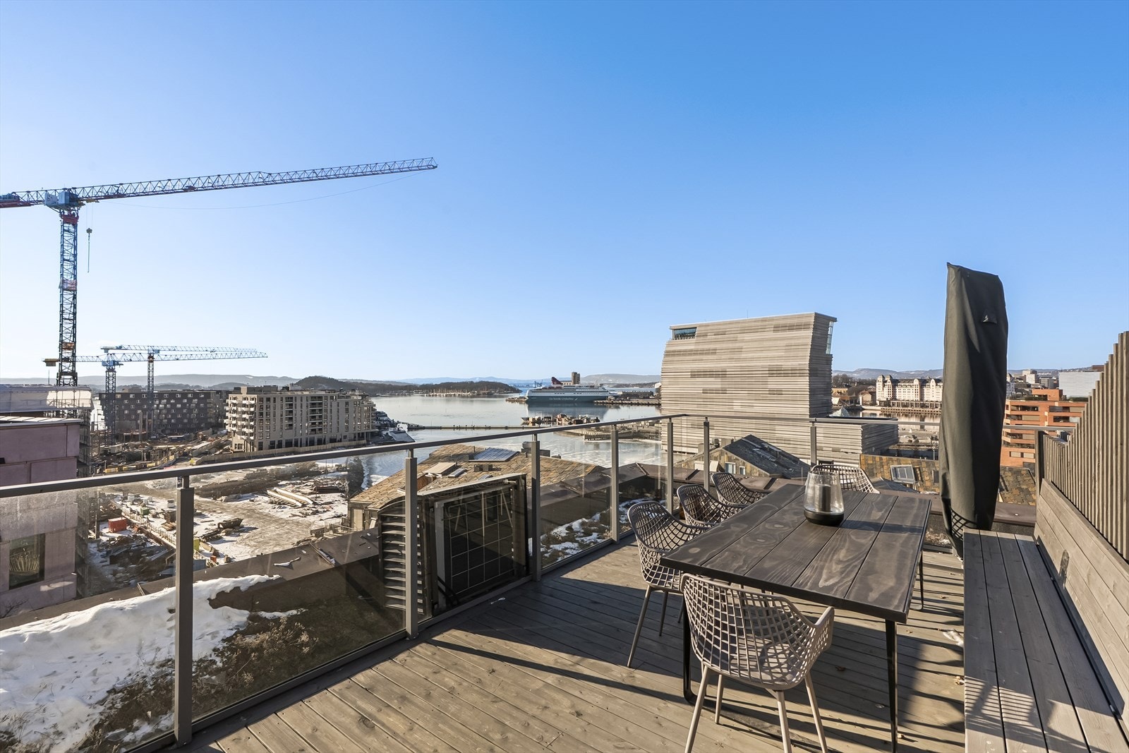 Her er det god plass til sofagruppe, lounge m.m. Her kan man ha hyggelige selskap og sol fra morgen til kveld om sommeren Galleribilde