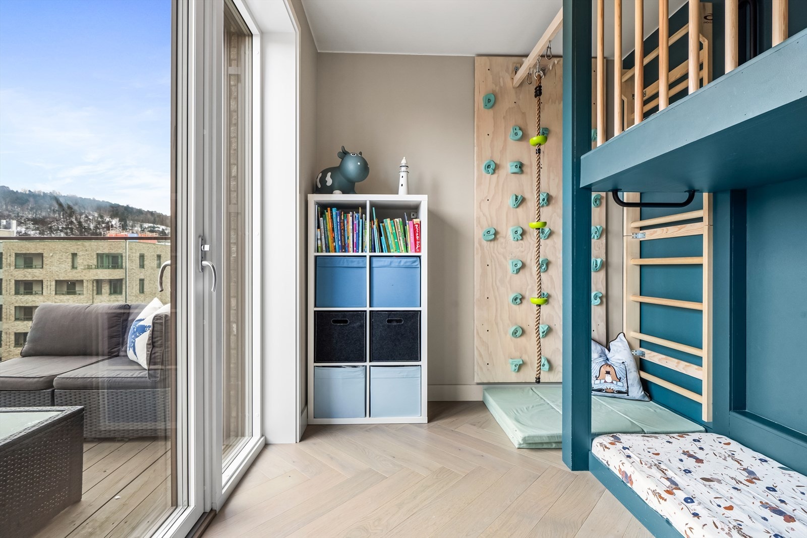 Soverom II brukes i dag som barnerom, komplett med klatrevegg, tau og ribbevegg, men rommets fleksible størrelse gjør det lett å tilpasse til kontor, gjesterom eller hobbyrom. Galleribilde