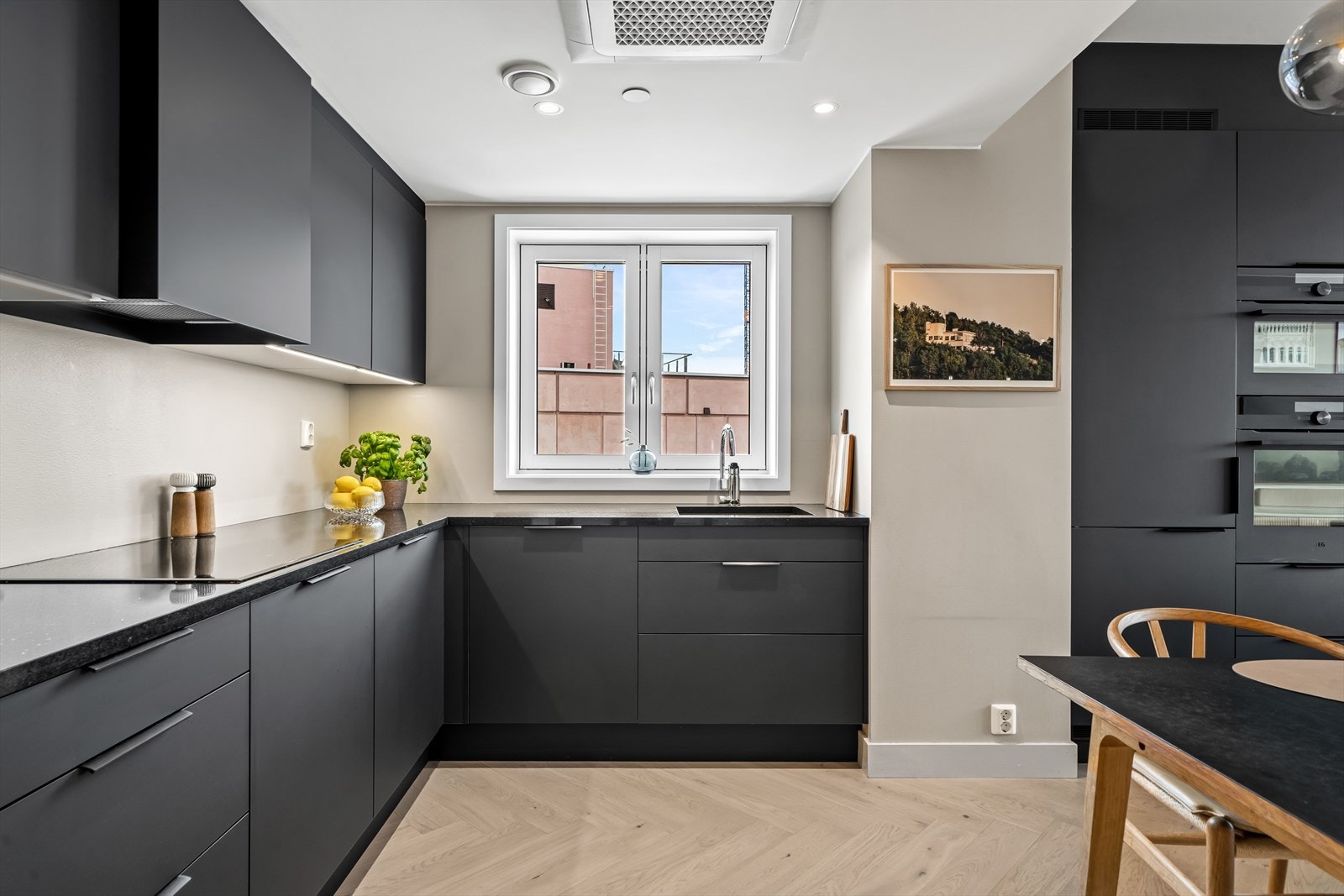 RIkelig med skap- og benkplass. Galleribilde