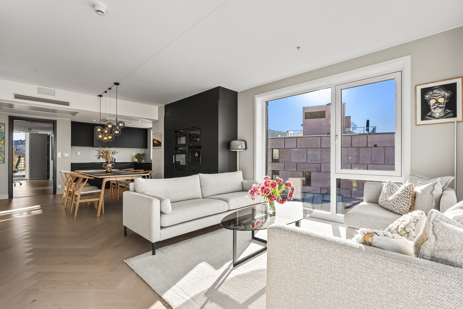 Nydelig fiskebensparkett gir leiligheten et eksklusivt preg Galleribilde